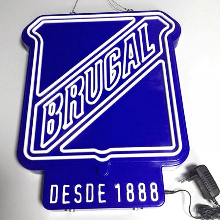 levou placa de sinal com corrente de metal pendurado 