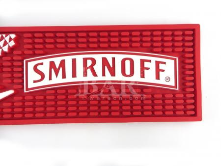 logotipo de smirnoff em relevo bar bar corredor 